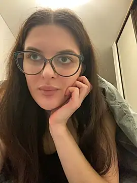 Snapshot of little_belucci chatting on February 8, 8:10 pm little belucci online show from February 8, 8:10 pm