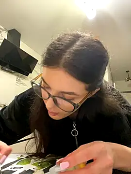 little belucci online show from December 5, 2:59 pm