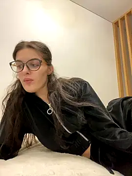 little belucci online show from November 12, 1:37 pm