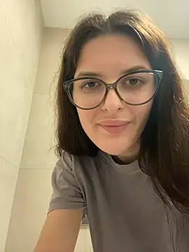 Snapshot of little_belucci chatting on February 6, 10:32 pm little belucci online show from February 6, 10:32 pm
