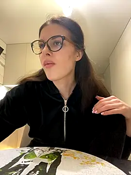 little belucci online show from December 4, 5:34 pm