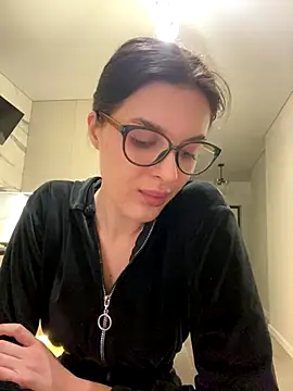 little belucci online show from January 7, 3:06 pm