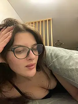 Snapshot of little_belucci chatting on February 19, 7:05 pm little belucci online show from February 19, 7:05 pm