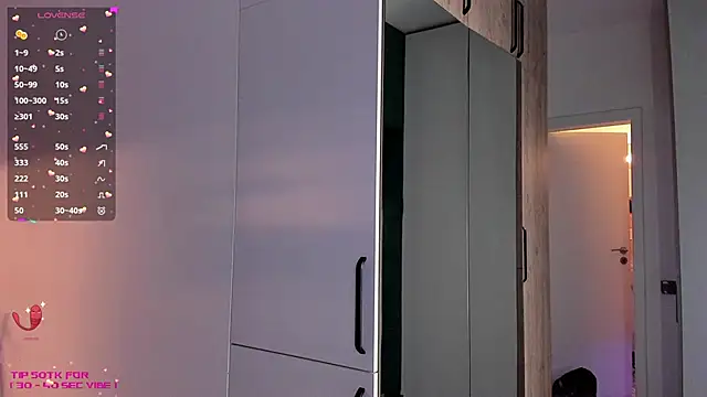 Snapshot of _alleyesonme_ chatting on February 8, 9:56 am  alleyesonme  online show from February 8, 9:56 am