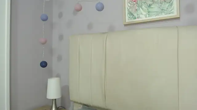 Snapshot of amy_le01 chatting on March 13, 1:29 pm amy le01 online show from March 13, 1:29 pm