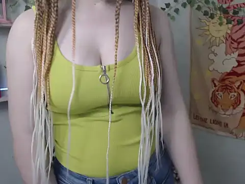 VeryVeryVeryShy  online show from May 7, 5:11 am