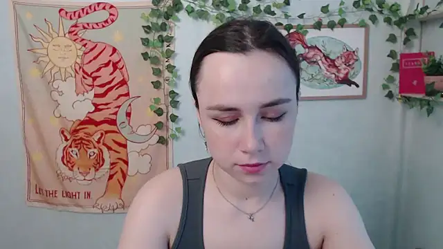 VeryVeryVeryShy  online show from May 26, 5:49 am