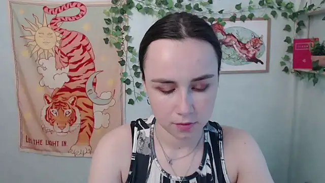 VeryVeryVeryShy  online show from May 25, 5:40 am