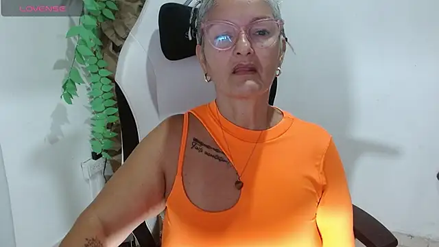 Snapshot of bety-cum2 chatting on April 19, 12:50 pm bety-cum2 online show from April 19, 12:50 pm