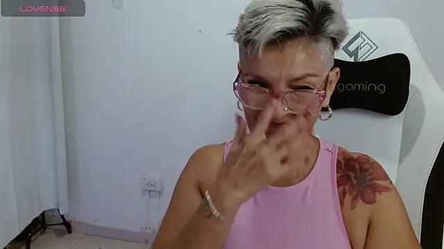 Snapshot of bety-cum2 chatting on May 9, 11:57 am bety-cum2 online show from May 9, 11:57 am