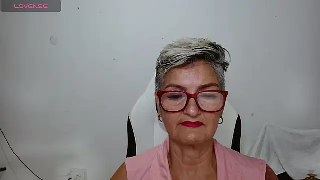 Snapshot of bety-cum2 chatting on June 5, 11:54 pm bety-cum2 online show from June 5, 11:54 pm