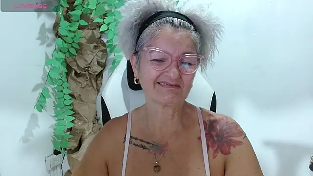 Snapshot of bety-cum2 chatting on April 22, 11:55 pm bety-cum2 online show from April 22, 11:55 pm