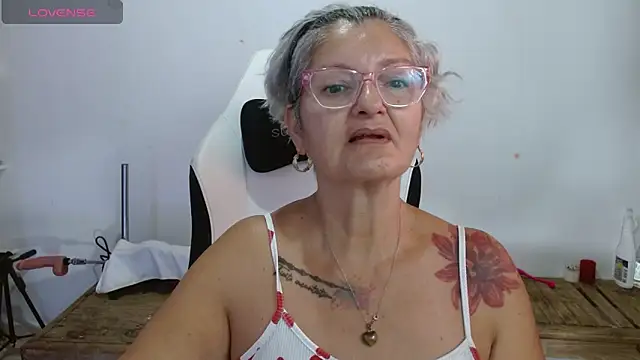 Snapshot of bety-cum2 chatting on April 28, 10:41 am bety-cum2 online show from April 28, 10:41 am