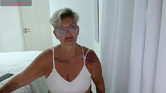 Snapshot of bety-cum2 chatting on May 17, 5:02 pm bety-cum2 online show from May 17, 5:02 pm