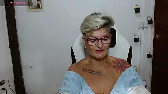 Snapshot of bety-cum2 chatting on June 21, 10:54 am bety-cum2 online show from June 21, 10:54 am