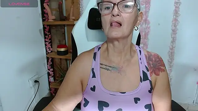 Snapshot of bety-cum2 chatting on July 15, 10:55 am bety-cum2 online show from July 15, 10:55 am