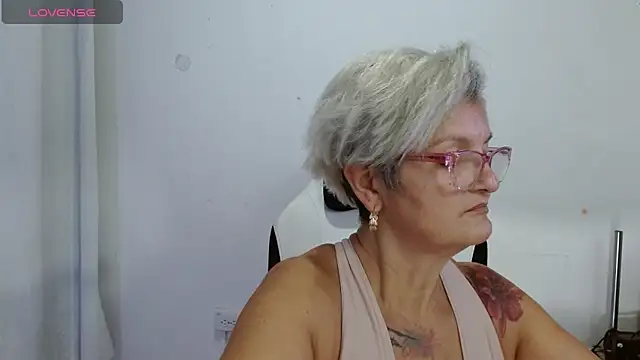Snapshot of bety-cum2 chatting on May 5, 11:41 pm bety-cum2 online show from May 5, 11:41 pm
