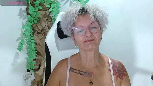 Snapshot of bety-cum2 chatting on April 22, 10:55 am bety-cum2 online show from April 22, 10:55 am