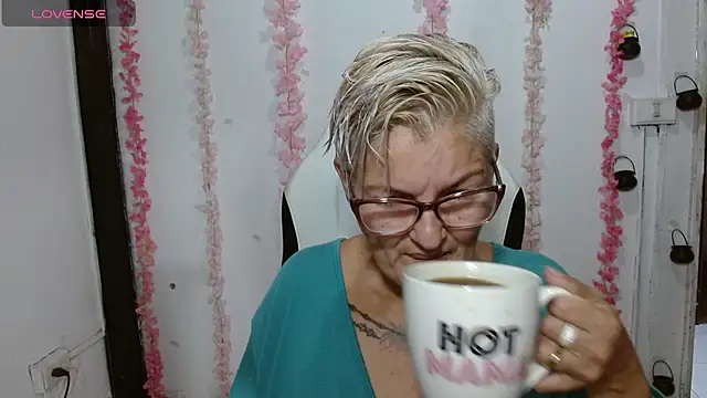 Snapshot of bety-cum2 chatting on July 11, 12:27 pm bety-cum2 online show from July 11, 12:27 pm