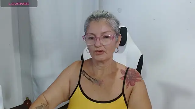 Snapshot of bety-cum2 chatting on May 2, 11:26 am bety-cum2 online show from May 2, 11:26 am