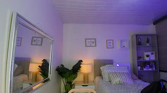 Snapshot of little_antonela chatting on March 19, 3:51 pm little antonela online show from March 19, 3:51 pm