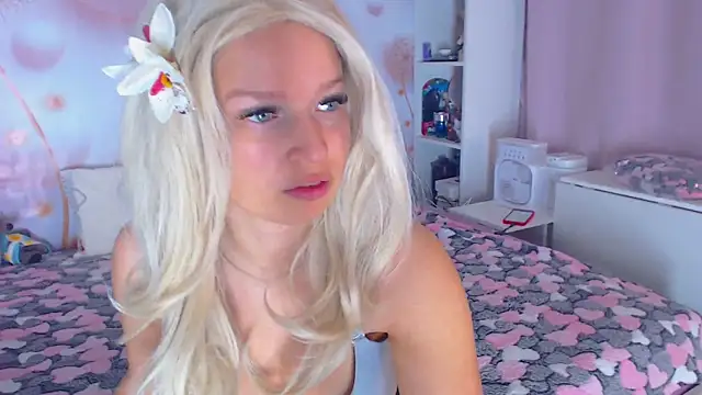 mooncandygirl online show from May 16, 4:55 am