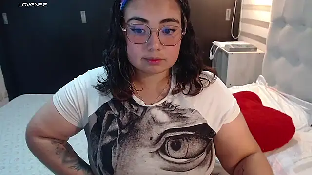 Snapshot of yini_angel chatting on June 26, 4:07 am yini angel online show from June 26, 4:07 am