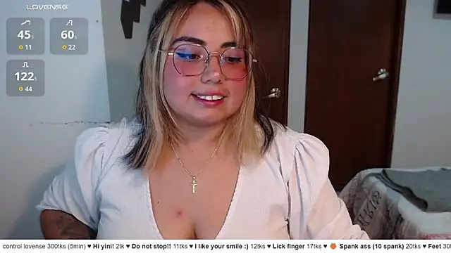 Snapshot of yini_angel chatting on June 23, 3:15 am yini angel online show from June 23, 3:15 am