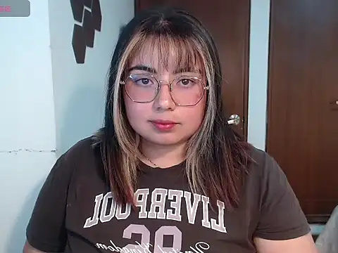 Snapshot of yini_angel chatting on May 29, 3:23 am yini angel online show from May 29, 3:23 am