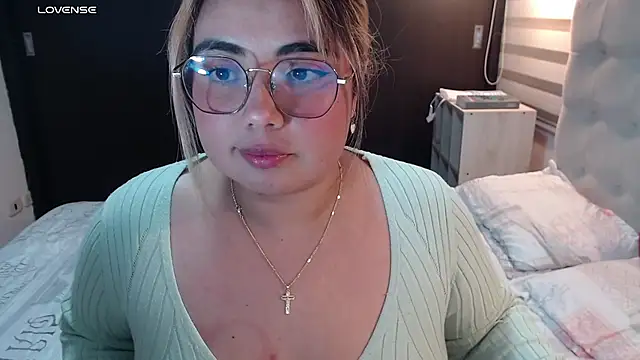 Snapshot of yini_angel chatting on June 25, 5:12 am yini angel online show from June 25, 5:12 am