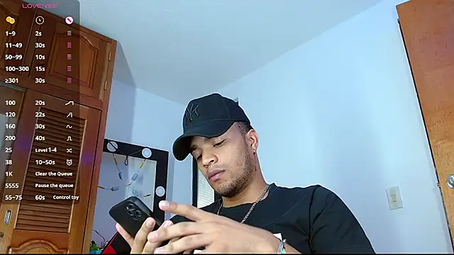 Snapshot of Bigcock_21cm_ chatting on February 25, 1:53 pm Bigcock 21cm  online show from February 25, 1:53 pm