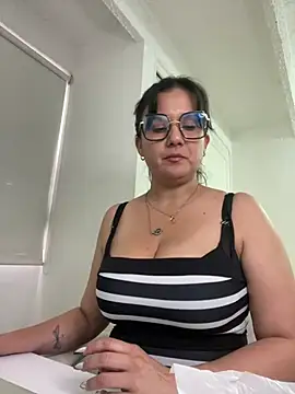 Snapshot of SWEETLILY18 chatting on March 4, 9:32 pm SWEETLILY18 online show from March 4, 9:32 pm