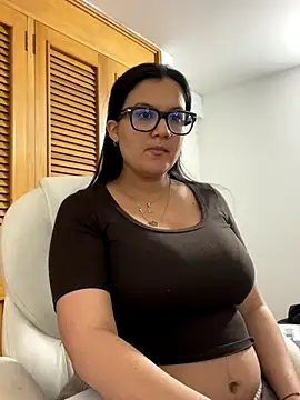 Snapshot of SWEETLILY18 chatting on October 6, 10:43 pm SWEETLILY18 online show from October 6, 10:43 pm