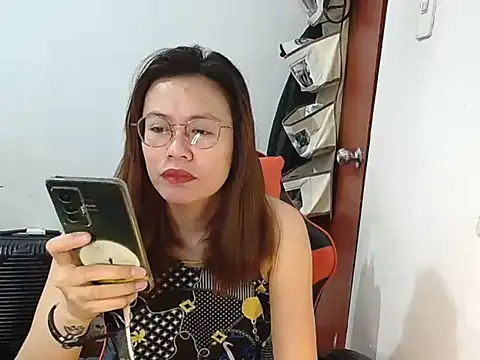 Snapshot of crizzybel chatting on May 16, 10:09 pm crizzybel online show from May 16, 10:09 pm