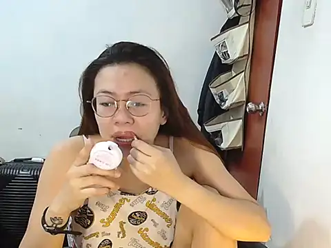 Snapshot of crizzybel chatting on May 17, 10:21 pm crizzybel online show from May 17, 10:21 pm