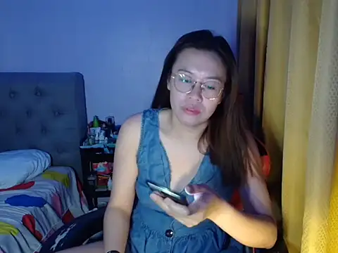 Snapshot of crizzybel chatting on May 26, 3:37 am crizzybel online show from May 26, 3:37 am
