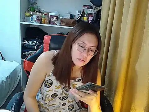 Snapshot of crizzybel chatting on April 21, 4:19 am crizzybel online show from April 21, 4:19 am