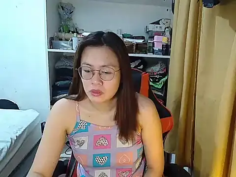 Snapshot of crizzybel chatting on May 4, 6:44 pm crizzybel online show from May 4, 6:44 pm