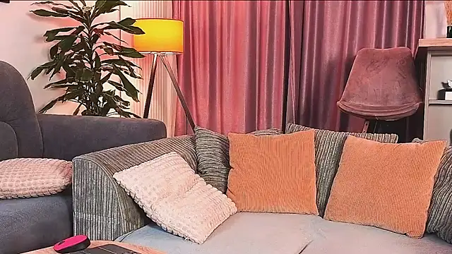 Snapshot of MayaCroft chatting on December 2, 3:31 pm MayaCroft online show from December 2, 3:31 pm