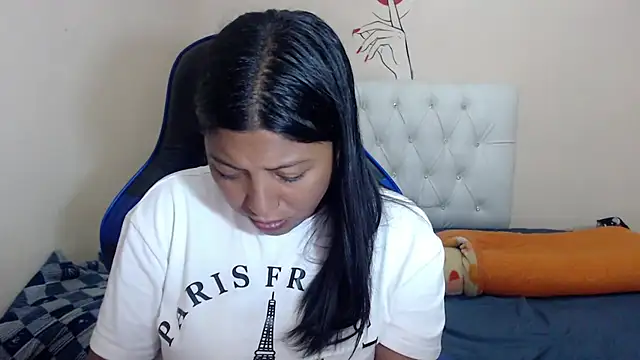 Leylafourniert online show from April 8, 6:42 pm