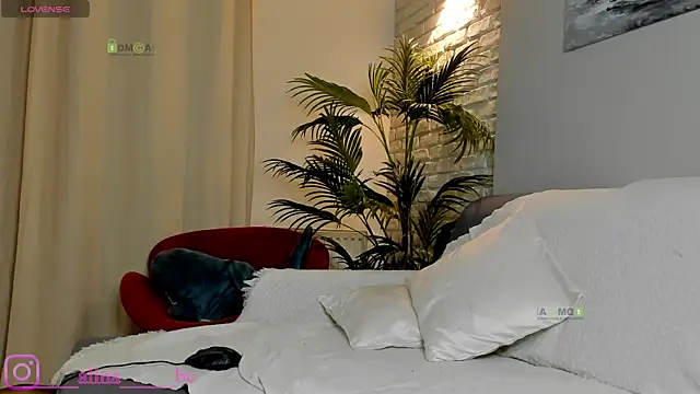 Snapshot of Miss--boo chatting on December 5, 7:55 pm Miss--boo online show from December 5, 7:55 pm