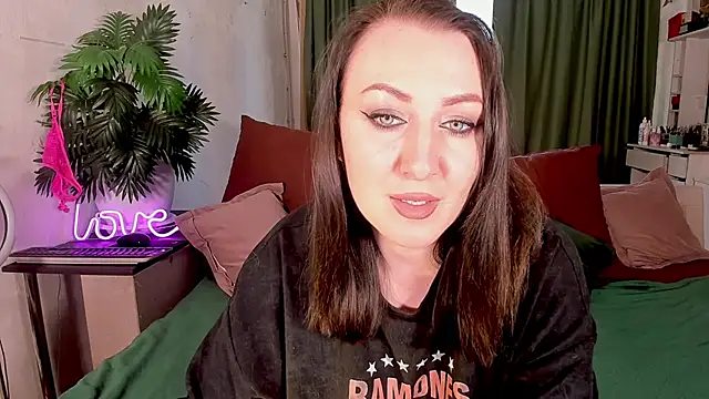 Snapshot of Mira_Xo_ chatting on November 3, 11:03 am Mira Xo online show from November 3, 11:03 am