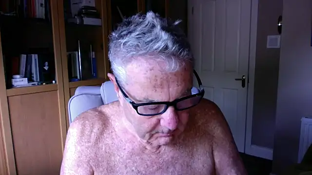 Snapshot of Oldpistolpete chatting on June 12, 9:40 am Oldpistolpete online show from June 12, 9:40 am