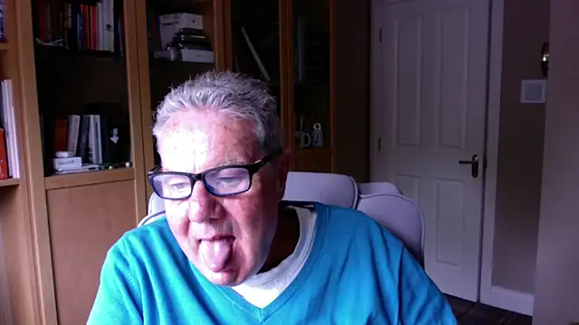 Snapshot of Oldpistolpete chatting on June 11, 8:55 am Oldpistolpete online show from June 11, 8:55 am