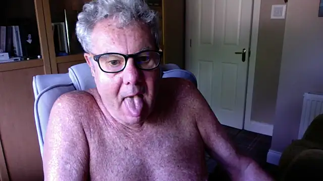 Snapshot of Oldpistolpete chatting on June 8, 8:26 am Oldpistolpete online show from June 8, 8:26 am