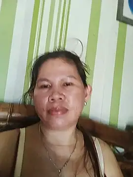 Snapshot of simplewild_mom chatting on June 19, 5:35 am simplewild mom online show from June 19, 5:35 am