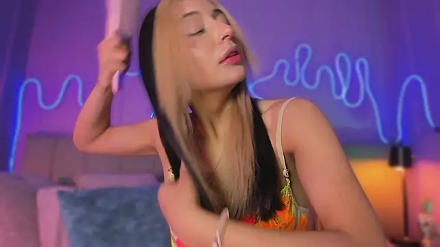 Snapshot of Sofly_s chatting on February 20, 12:07 pm Sofly s online show from February 20, 12:07 pm