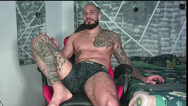 Snapshot of leonidas_18k chatting on December 1, 3:40 am leonidas 18k online show from December 1, 3:40 am