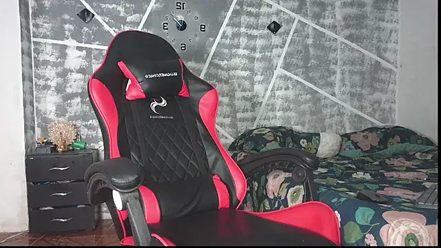 Snapshot of leonidas_18k chatting on November 1, 4:08 am leonidas 18k online show from November 1, 4:08 am