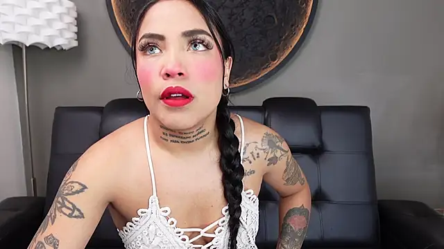 miss vaiolette online show from April 15, 11:05 am